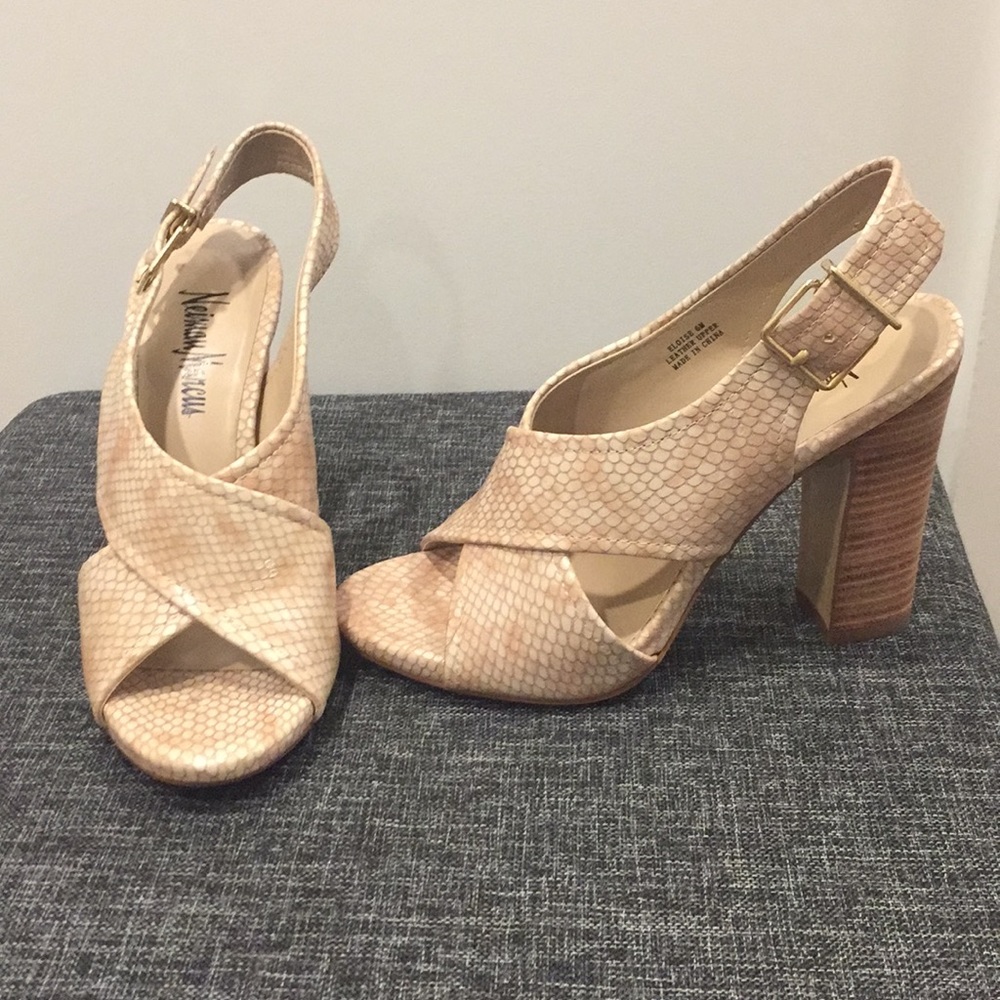 Criss-cross leather pump size 6